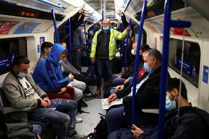 Pasajeros en el subte de Londres. REUTERS/Henry Nicholls