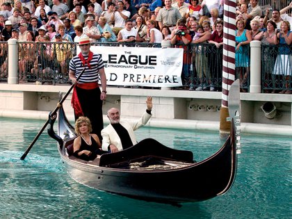 Sean Connery y su esposa Micheline llegan en góndola al Venetian Resort Hotel & Casino en Las Vegas, Nevada, el 30 de junio de 2003 para el estreno de la película "La Liga de los Caballeros Extraordinarios"