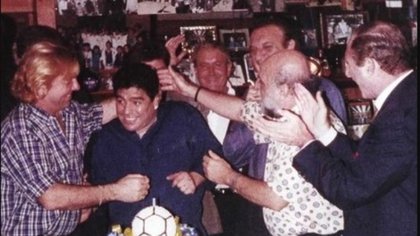 El cumpleaños que festejamos de Maradona en 1999 con Merlo, Pagani y Basile (Crédito: Archivo Maximiliano Roldán)