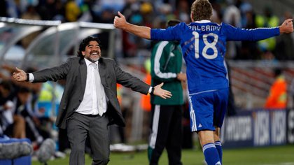 "Yo lo quería cuando todos lo puteaban, yo lo hice comprar", había dicho Maradona. Después, lo llevó al Mundial 2010 (Foto: Reuters)