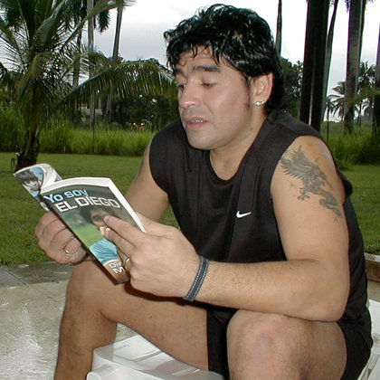 Maradona en Cuba con su biografía poco después de publicarse (Foto: Reuters)