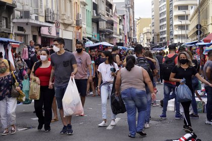 Un grupo de personas camina en una de las zonas comerciales de Sao Paulo el 27 de octubre de 2020. (CRISTINA FAGA / ZUMA PRESS / CONTACTOPHOTO) 