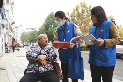 Censistas recolectan la información de una mujer en Lianyungang,en la provincia de Jiangsu (AFP)
