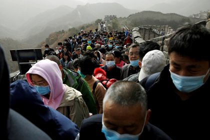 Personas con máscaras abarrotan la sección Badaling de la Gran Muralla en Beijing, China, el 31 de octubre de 2020. (REUTERS/Tingshu Wang)