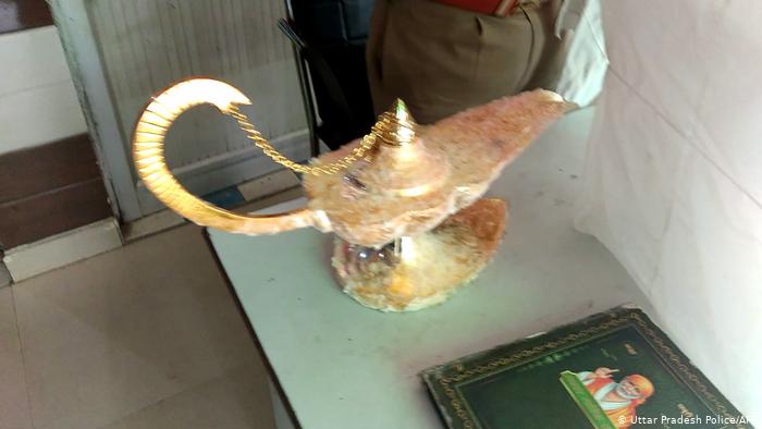 Indien Männer im Zusammenhang mit dem Verkauf von Aladins Lampe verhaftet (Uttar Pradesh Police/AFP)