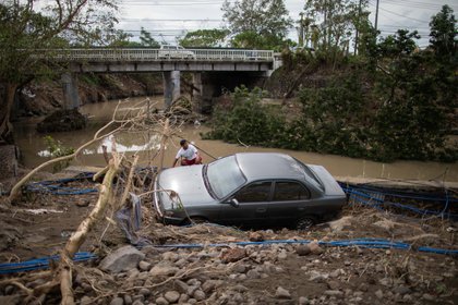Un auto arrasado por el tifón en Barangay San Isidro (REUTERS/Eloisa Lopez)