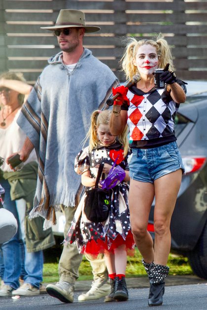 Chris Hemsworth y Elsa Pataky se disfrazaron para Halloween junto a su hija en Byron Bay, Australia. Él eligió un look estilo cowboy del lejano oeste, mientras que ella y la pequeña fueron Harley Quinn 