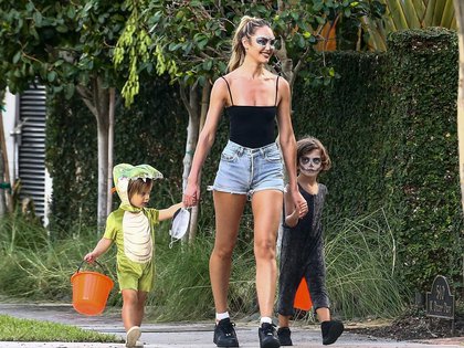 Candice Swanepoel llevó a sus hijos a celebrar Halloween en las calles de su barrio en Miami. Ella eligió un make up en sus ojos, un short de jean y una musculosa negra mientras que a los pequeños los disfrazó y también les pintó su cara (Fotos: The Grosby Group)