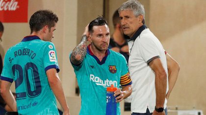 Foto de archivo de Quique Setien hablando con Lionel Messi en una pausa del partido ante Villarreal durante la temporada pasada. Foto: REUTERS/Albert Gea