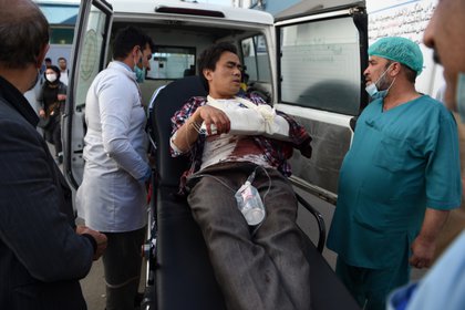 Traslado de un herido en el ataque terrorista (AFP)