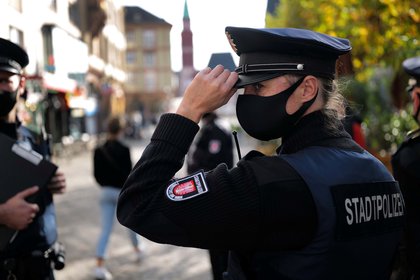 Patrulla de policía en Frankfurt, Alemania (Reuters)