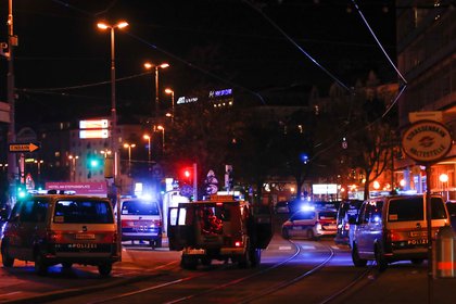 La policía bloquea una plaza en Viena luego de que tuviera lugar un tiroteo cerca de una sinagoga. Foto: REUTERS/Leonhard Foeger