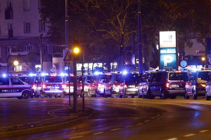 Autos de policía en el centro de Viena (Foto: REUTERS/Lisi Niesner)