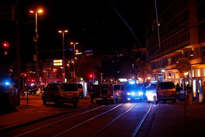 La policía bloquea una calle cerca de la plaza Schwedenplatz tras un tiroteo en Viena, Austria (REUTERS/Leonhard Foeger)