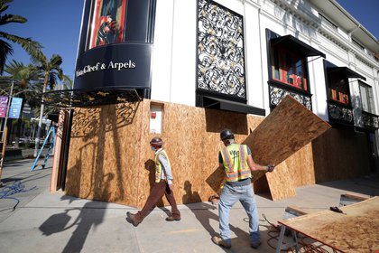 Nueve de cada 10 californianos espera violencia en las calles de las principales ciudades del estado; muchos comercios instalaron paneles de madera para proteger las vidrieras. (REUTERS/Lucy Nicholson)
