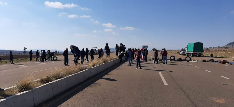 El bloqueo fue instalado la madrugada de este martes en la carretera a Alcantarí. 