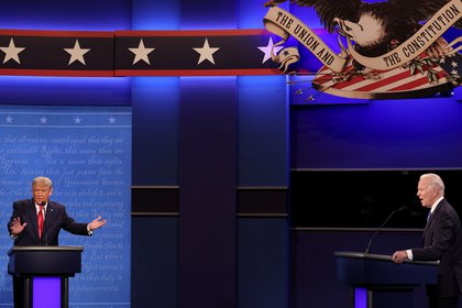 El presidente Donald Trump y el candidato demócrata a reemplazarlo, Joe Biden, durante el debate en Nashville, Tennessee (REUTERS/Jonathan Ernst)