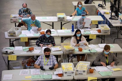 Los trabajadores electorales clasifican algunas de las miles de boletas por correo en el Registro de Votantes del Condado de Orange en Santa Ana, California, el 2 de noviembre de 2020. REUTERS/Mike Blake