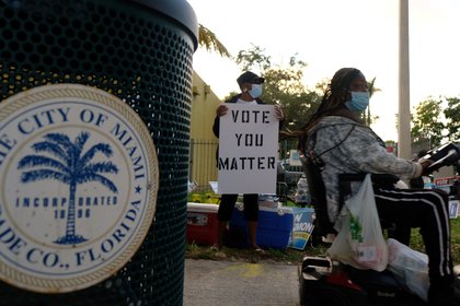 Florida, con 29 votos en el Colegio Electoral, es el premio mayor, y la diferencia entre ambos candidatos es ínfima. (REUTERS/Maria Alejandra Cardona)