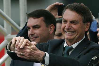 El presidente de Brasil, Jair Bolsonaro, y su hijo Flavio, senador por Río de Janeiro en el Senado (Europa Press) 