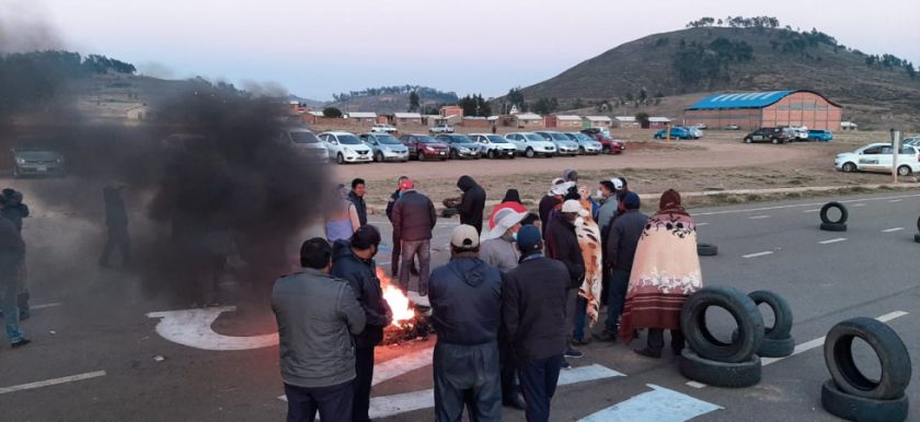 Persiste el bloqueo en la carretera al aeropuerto Alcantarí