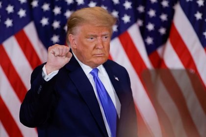 El presidente de Estados Unidos, Donald Trump, levanta el puño mientras reacciona a los primeros resultados de las elecciones presidenciales de Estados Unidos de 2020 en el Salón Este de la Casa Blanca en Washington DC, Estados Unidos (REUTERS/Carlos Barría)