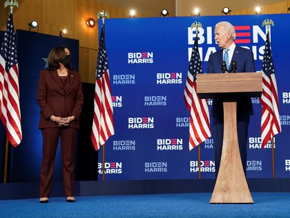 La senadora Kamala Harris, candidata a la vicepresidencia de EEUU, acompañó a Joe Biden en su acto en Delaware este miércoles (REUTERS/Kevin Lamarque)
