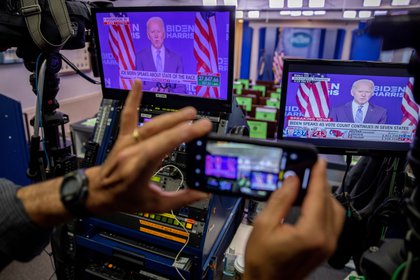Declaraciones del candidato presidencial demócrata Joe Biden se muestran en un monitor en la sala de conferencias de prensa de la Casa Blanca en Washington, DC, EE. UU.EFE/EPA/SHAWN THEW 