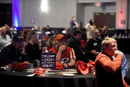 Foto del miércoles de simpatizantes de Donald Trump viendo los resultados de las elecciones en el DoubleTree Hotel en Bloomington, Minnesota. Nov 3, 2020. REUTERS/Nicholas Pfosi