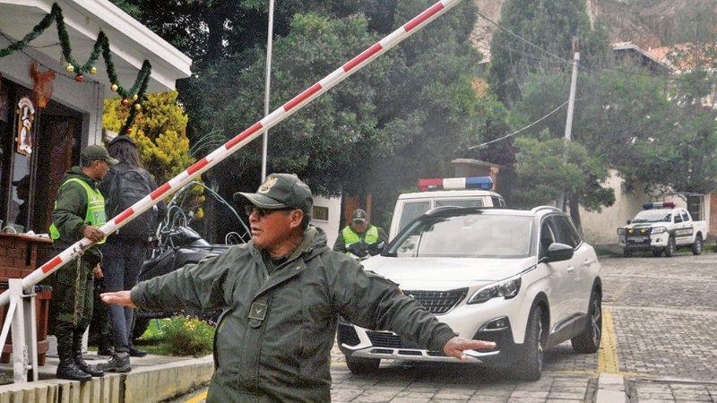 Exautoridades del gobierno de Evo dejan la residencia de México