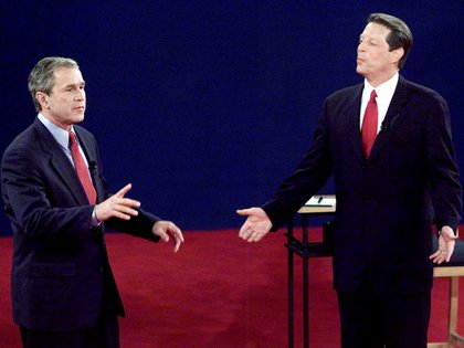 El para entonces candidato republicano, George W. Bush (d) y su oponente demócrata, Al Gore (i)
