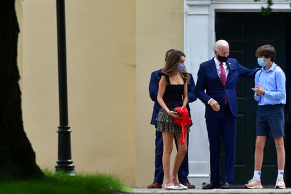 Biden parte con sus nietos, Hunter y Natalie, después de asistir a un servicio de confirmación en la iglesia (REUTERS/Mark Makela)