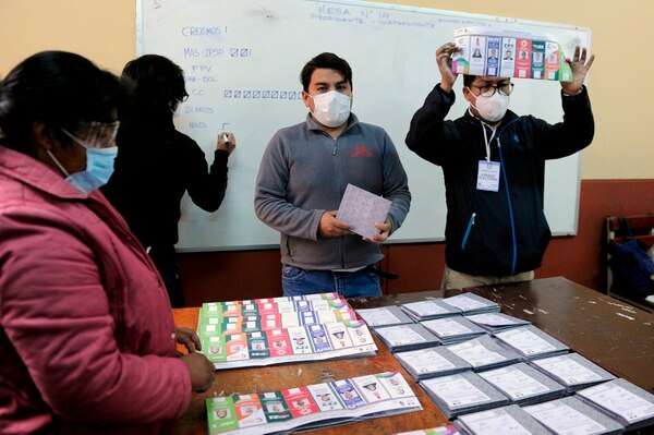 Los empleados electorales cuentan los votos en un colegio electoral durante las elecciones generales en La Paz el 18 de octubre del 2020, en medio de la nueva pandemia de coronavirus. Foto: AFP