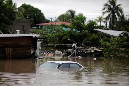 En el caserío Quejá, las constantes lluvias produjeron un deslizamiento de lodo y piedras que dejó 25 viviendas soterradas afectando a al menos 75 personas. (Foto: REUTERS)