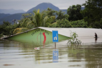 En varios departamentos del país las autoridades reportaron graves daños por las lluvias como derrumbes de carreteras, puentes destruidos y desbordamientos de ríos que dejaban 51 comunidades incomunicadas. Más de 3,600 personas habían sido albergadas. (Foto: Reuters)