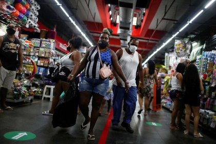 Foto de archivo de gente con mascarillas en el Mercadao de Madureira en Rio de Janeiro (REUTERS/Pilar Olivares)