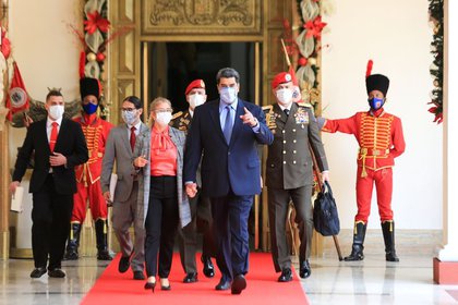 El dictador de Venezuela, Nicolás Maduro, camina por los pasillos del Palacio de Miraflores, minutos antes de una conferencia de prensa virtual en Caracas, Venezuela
