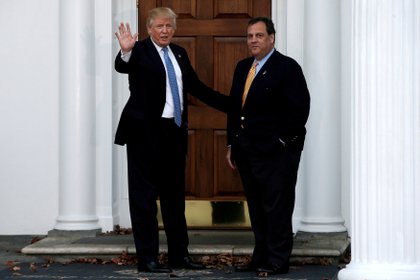 Donald Trump junto al ex gobernador de Nueva Jersey, Chris Christie, el 20 de noviembre de 2016 (REUTERS/Mike Segar/Foto de archivo)