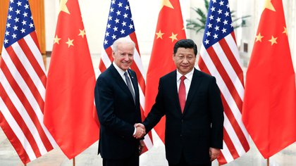 Foto de archivo de Joe Biden junto a Xi Jinping (AP)