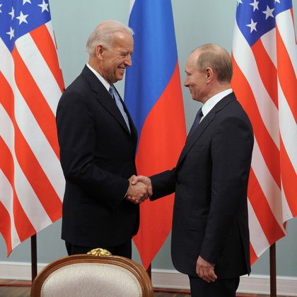 Biden junto a Vladimir Putin, en una visita a Moscú en 2011