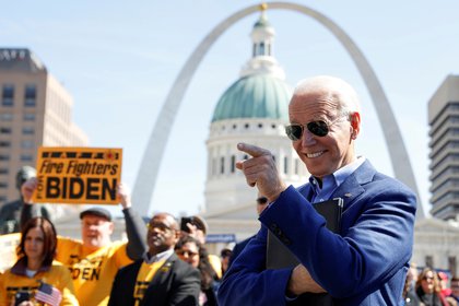 Joe Biden en un acto de campaña en St. Louis, Missouri, el 7 de marzo de 2020 (REUTERS/Brendan McDermid)