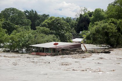 Vista general de una casa inundada en San Pedro Sula, Honduras, afectada por la tormenta tropical Eta que también provocó inundaciones y fallecimientos de personas en Costa Rica, Nicaragua, Panamá y Guatemala (Reuters)