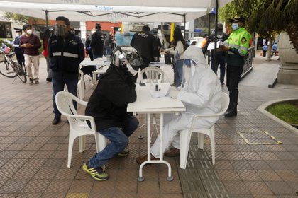 Un grupo de profesionales realiza pruebas rápidas de coronavirus en una instalación levantada en un barrio de Lima, Perú (Europa Press)