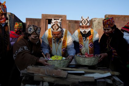 El presidente electo Luis Arce y su vice David Choquehuanca participaron este viernes de una ceremonia indígena en Tiwanaku