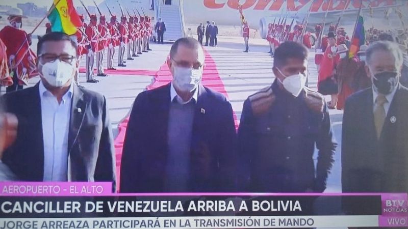Canciller de Venezuela arriba a Bolivia en medio de honores militares