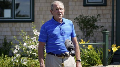 El ex presidente George W. Bush felicitó a Joe Biden por su triunfo en las elecciones de EEUU (AP Photo/Mary Schwalm)
