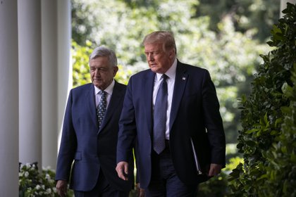 El presidente Donald Trump y López Obrador llegan a una ceremonia en la Casa Blanca el 8 de julio.