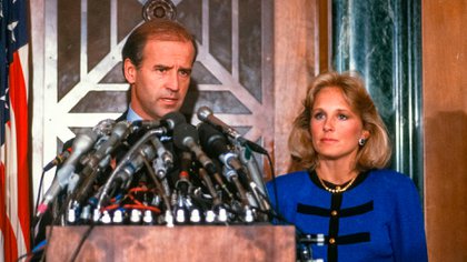 Joe Biden, senador, anuncia que baja su candidatura a la nominación a la presidencia por el Partido Demócrata de 1988, junto a su esposa Jill biden. El 23 de septiembre de 1987, en Washington D.C. (Mandatory Credit: Photo by Shutterstock )