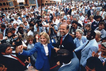 El senador Joe Biden y su esposa Jill, rodeado de seguidores durante la campaña en Wilmington, 1988 (Mandatory Credit: Photo by GBM Historical Images/Shutterstock)