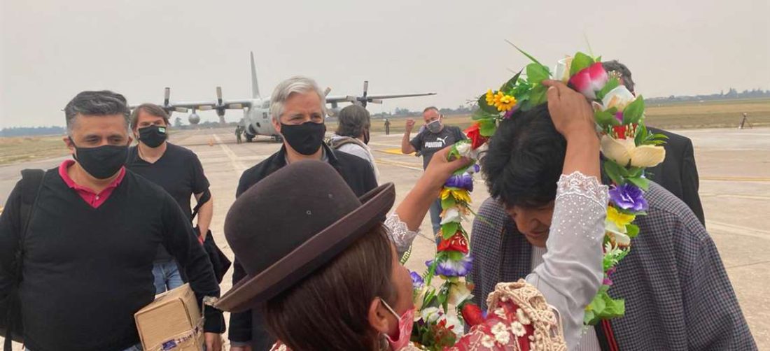 Evo Morales y Álvaro García en el aeropuerto de Jujuy. 